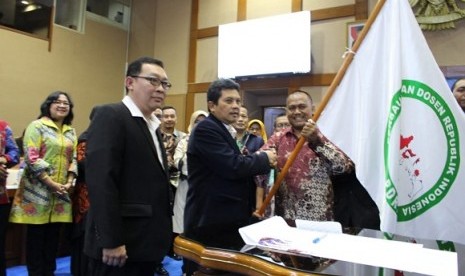 Ahmad Zakiyudin (batik pegang bendera) dilantik menjadi ketua DPP PDRI periode 2018-2023