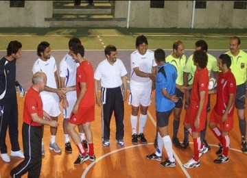 Ahmadinejad & Morales saat bermain futsal