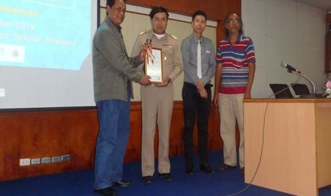 Ahmadun YH (kiri) menerima Anugerah Penyair Nusantara 2015 di Prince of Songkla University (PSU) kampus Pattani, Thailand, Senin (23/11).