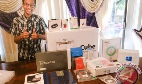 Ahmed Mohamed dan aneka gadget kiriman microsoft