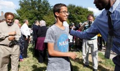 Ahmed Mohamed disalami pendukungnya usai konferensi pers