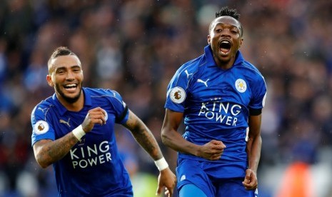 Ahmed Musa (kanan) merayakan golnya bersama Danny Simpson.