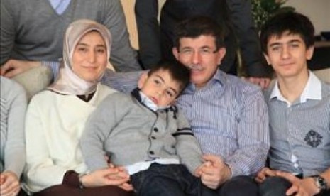 Ahmet Davutoglu bersama keluarganya.