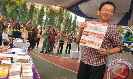 Ahok saat menyoblos di TPS Pilkada DKI 11 Juli 2012 