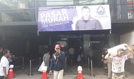 AHY Foundation menggelar pasar murah di depan kantornya, Rabu (13/6). 