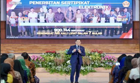 AHY saat mengisi kegiatan Studium Generale di Aula Graha Sanusi Universitas Padjadjaran, Kota Bandung, Kamis (19/9/2024).