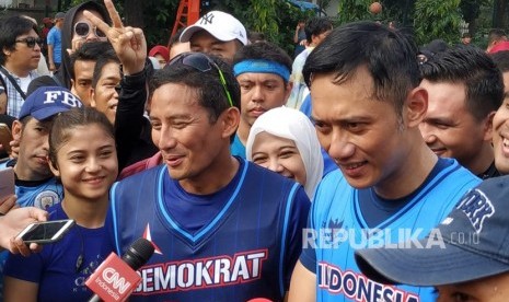 AHY-Sandi. Calon wakil presiden (cawapres) nomor urut 02 Sandiaga Salahuddin Uno dan Komandan Kogasma Agus Harimurti Yudhoyono (AHY) bermain basket bersama di lapangan basket  Bulungan, Jakarta Selatan, Ahad (17/3). 