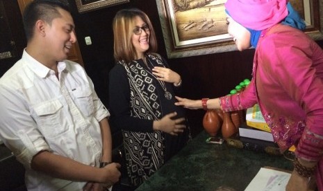 Aida Saskia (bajut hitam) dan suami makin bahagia di kehamilan bulan ke-7 Aida