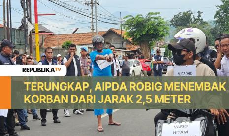 Aipda Robig Zaenudin, pelaku penembakan tiga siswa SMKN 4 Semarang, mengikuti proses rekonstruksi yang digelar Direktorat Kriminal Umum Polda Jawa Tengah di TKP penembakan, yakni di depan minimarket Alfamart di Jalan Candi Penataran, Kalipancur, Ngaliyan, Kota Semarang, Senin (30/12/2024). 