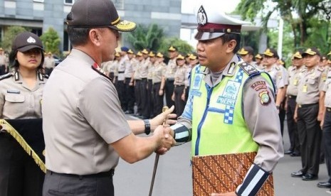 Aiptu Sutisna saat menerima penghargaan dari Kapolda Metro Jaya, (14/12).