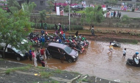 Air banjir mengenangi ruas kolong Tol JORR Jalan Raya Kalimalang sejak Ahad (19/2) siang hingga Senin (20/2) pagi.