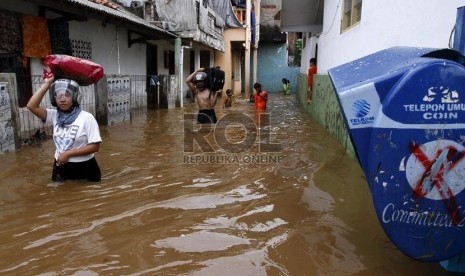 Air banjir yang menggenangi rumah warga di kawasan Kampung Pulo, Bukit Duri, Jakart, Senin (19/11).  (Adhi Wicaksono)