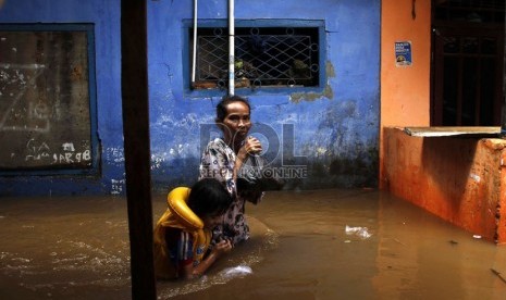 Air banjir yang menggenangi rumah warga di kawasan Kampung Pulo, Bukit Duri, Jakart, Senin (19/11).  (Adhi Wicaksono)