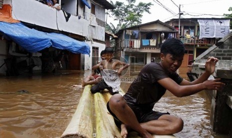 Air banjir yang menggenangi rumah warga di kawasan Kampung Pulo, Bukit Duri, Jakart, Senin (19/11).  (Adhi Wicaksono)