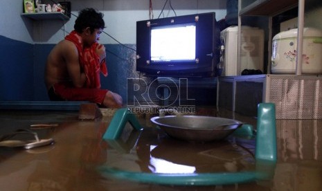 Air banjir yang menggenangi rumah warga di kawasan Kampung Pulo, Bukit Duri, Jakart, Senin (19/11).  (Adhi Wicaksono)