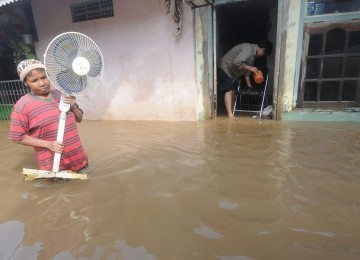 Air banjir yang terparah selama delapan tahun terakhir masih menggenangi kawasan permukiman warga di RW 3, Pondok Labu, Cilandak, Jakarta Selatan, Senin (31/10).  (Republika/Aditya)