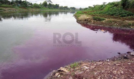 Air bercampur limbah keluar dari sebuah selokan yang bermuara ke Sungai Citarum di daerah Dayeuhkolot, Kabupaten Bandung, Rabu (26/2).