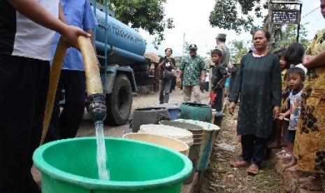 Palang Merah Indonesia (PMI) mendistribusikan 2,5 juta liter air bersih untuk kebutuhan warga korban gempa Cianjur yang tinggal di posko pengungsian. (ILUSTRASI)