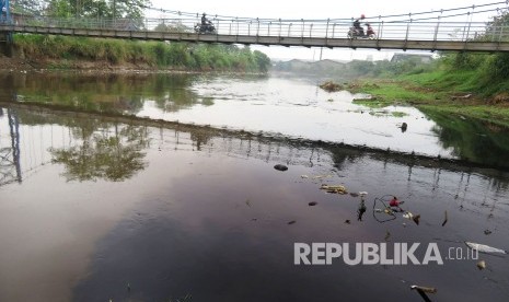 Air berwarna karena limbah menjadi pemandangan biasa di aliran Sungai Citarum, daerah Parunghalang, Kabupaten Bandung, Senin (5/2).