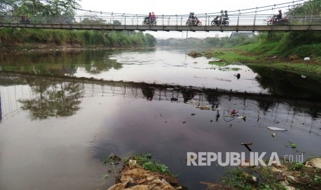 Air dengan warna berbeda karena limbah di aliran Sungai Citarum, daerah Parunghalang, Kabupaten Bandung (ilustrasi)