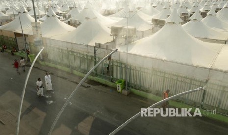 Air disemprotkan untuk mendinginkan panas di tenda jamaah haji di Arafah, Selasa (29/8).