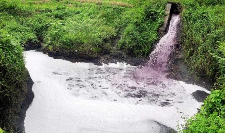 Air limbah pabrik keluar melalui anak sungai Cihaur, Cipeundeuy, Padalarang, Kabupaten Bandung Barat, Selasa(25/2). 