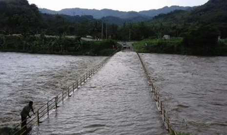 Air meluap di Sungai Citarum di areal Waduk Saguling, Jawa Barat, Jumat (11/11)