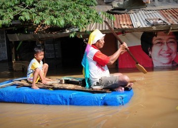 Air membanjiri permukiman padat penduduk di kawasan Bantaran Kali Ciliwung, Cawang, Jakarta Timur, Jum'at (18/11). (Republika/Aditya Pradana Putra)