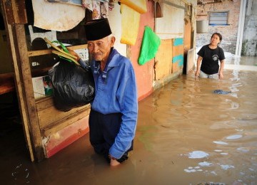 Air membanjiri permukiman padat penduduk di kawasan Bantaran Kali Ciliwung, Cawang, Jakarta Timur, Jumat (18/11). (Republika/Aditya)