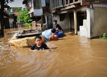 Air membanjiri permukiman padat penduduk di kawasan Bantaran Kali Ciliwung, Cawang, Jakarta Timur, Jumat (18/11). (Republika/Aditya)