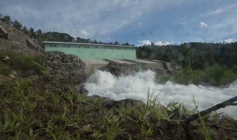 Air mengalir melewati turbin di Pembangkit Listrik Tenaga Mini Hidro (PLTMH) Segara di Desa Bentek, Gondang, Lombok Utara, NTB, Senin (8/12).