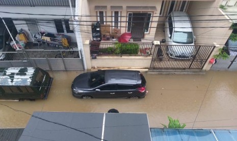 Air menggenang Jalan Kaca-Kaca, Pasar Baru, Jakarta Pusat pada Selasa (25/2) pagi. 