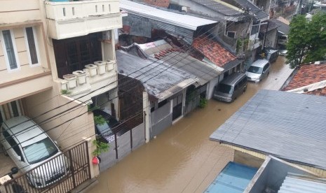 Air menggenang Jalan Kaca-Kaca, Pasar Baru, Jakarta Pusat pada Selasa (25/2) pagi. 