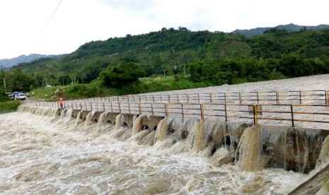 Air menggenangi jembatan yang melintang di atas Sungai Citarum di areal Waduk Saguling, Jawa Barat, Jumat (11/11).