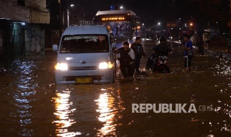 Air menggenangi ruas Jalan Jatinegara Barat, Jakarta Timur, Senin (5/2) malam. Tingginya intensitas air hujan menyebabkan beberapa wilayah di Jakarta banjir. Senin (5/2) malam air mulai menggenagi jalanan di Jatinegara Barat. 