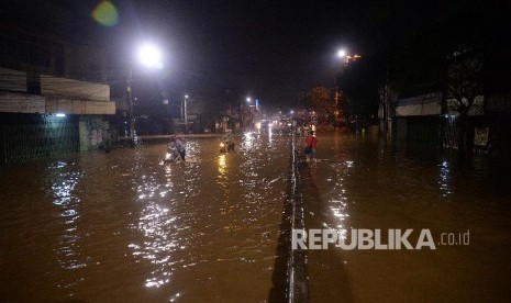 Air menggenangi ruas Jalan Jatinegara Barat, Jakarta Timur, Senin (5/2) malam. Tingginya intensitas air hujan menyebabkan beberapa wilayah di Jakarta banjir. Senin (5/2) malam air mulai menggenagi jalanan di Jatinegara Barat. 