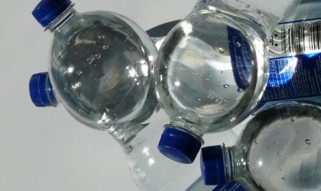 Air mineral dalam botol plastik.