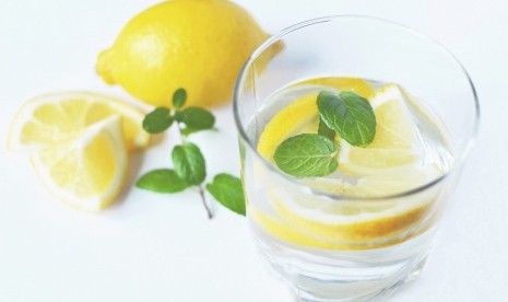 Air dengan lemon. Setidaknya ada delapan minuman yang bisa membantu Anda segera buang air besar. (ilustrasi)