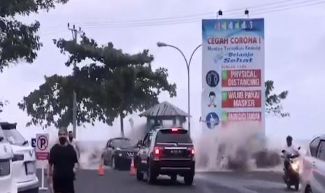 Air pasang di Manado, Sulawesi Utara