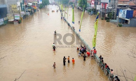   Air Sungai Ciliwung meluap hingga memenuhi Jalan KH Abdullah Syafei di Tebet, Jakarta Selatan, Rabu (16/1).  (Republika/Aditya Pradana Putra)