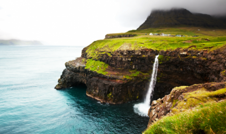 Air terjun Bøssdalsfossur di Kepulauan Faroe