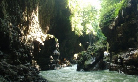 Air terjun, persawahan, gua, dinding-dinding dengan stalagmit dan stalagtit, dan pastinya air hijau tosca yang pada akhirnya membuat tempat ini dinamakan Green Canyon.