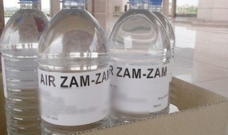 Air zamzam palsu yang dijual dalam botol