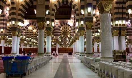 Berapa Produksi Galon Dihasilkan dari Sumur Zamzam per Hari?. Foto: Air zamzam tersedia bergalon-galon di area akhwat Masjid Nabawi..