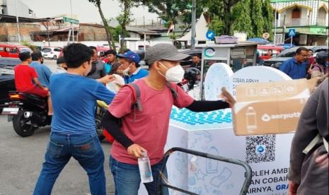 Pembagian air mineral gratis di sejumlah daerah. Takjil Ramadhan merupakan sunnah Nabi SAW 