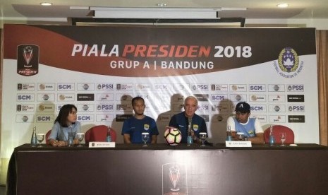 Airlangga Sucipto (kedua kiri) dalam konferensi pers menjelang pertandingan melawan PSM Makassar, Kamis (25/1).