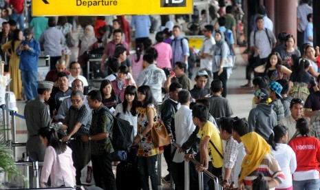 Airline passengers at Soekarno Hatta International Airport, Tangerang, Banten. Government will open five airport 24 hour per day. The five airports are Soekarno-Hatta Airport in Cengkareng, Juanda Airport in Surabaya, Polonia Airport in Medan, Ngurah Rai Airport in Bali, and Hasanuddin Airport in Makassar (illustration)   