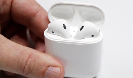 Airpods dari Apple.