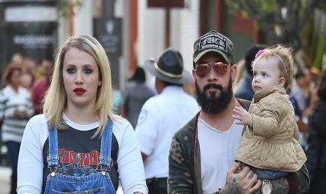 AJ McLean Backstree Boys bersama istri dan anaknya.