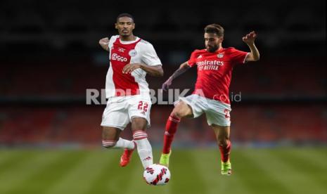 Striker Ajax Amsterdam Sebastien Haller Vs gelandang Benfica Rafa Silva (kanan).